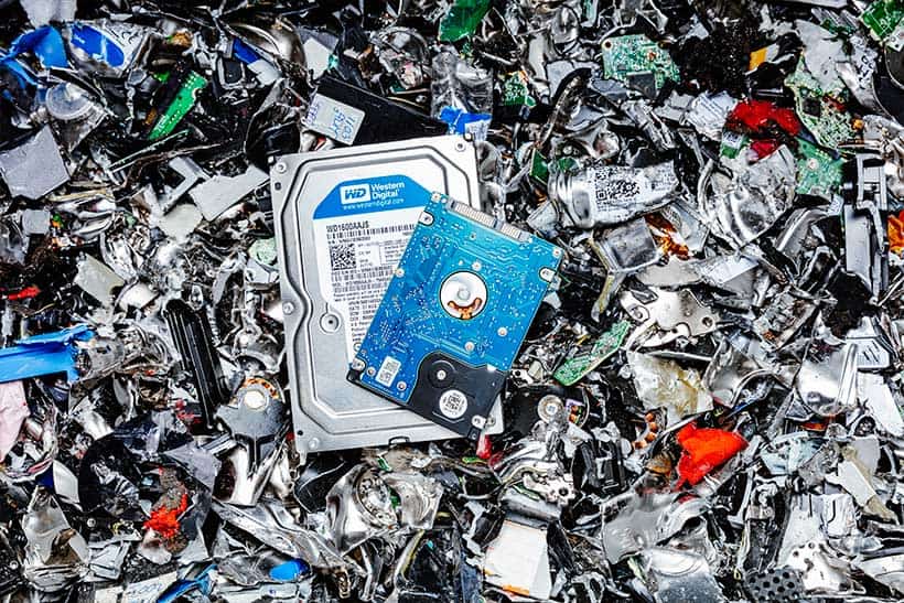 harde-schijven-tussen-vernietigde-hardware