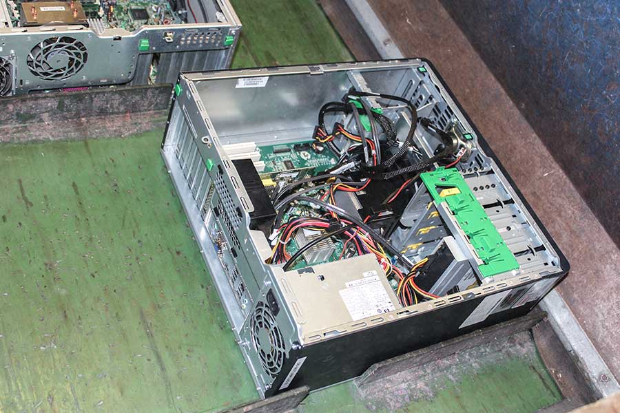computerkasten-vernietigen-in-shredder