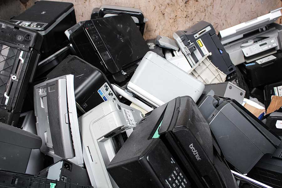 oude-afgedankte-printers-in-afvalcontainer