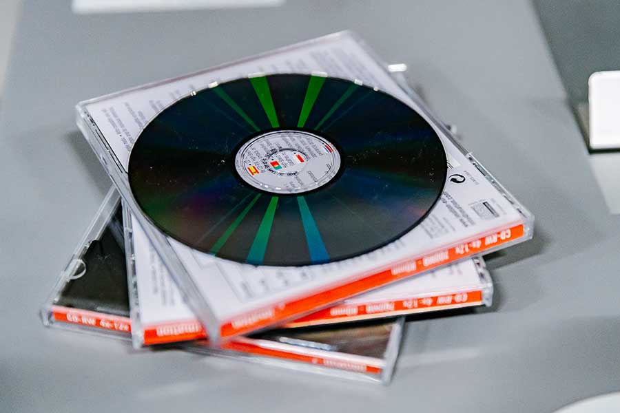 stapeltje-cd-roms-met-vertrouwelijke-data