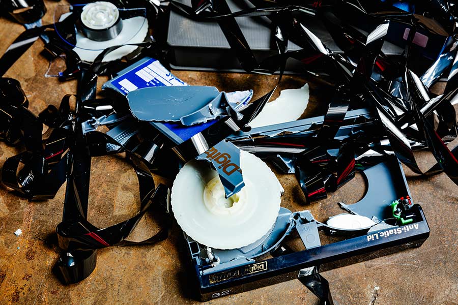 beschadigde-videocassetes-met-beeldmateriaal