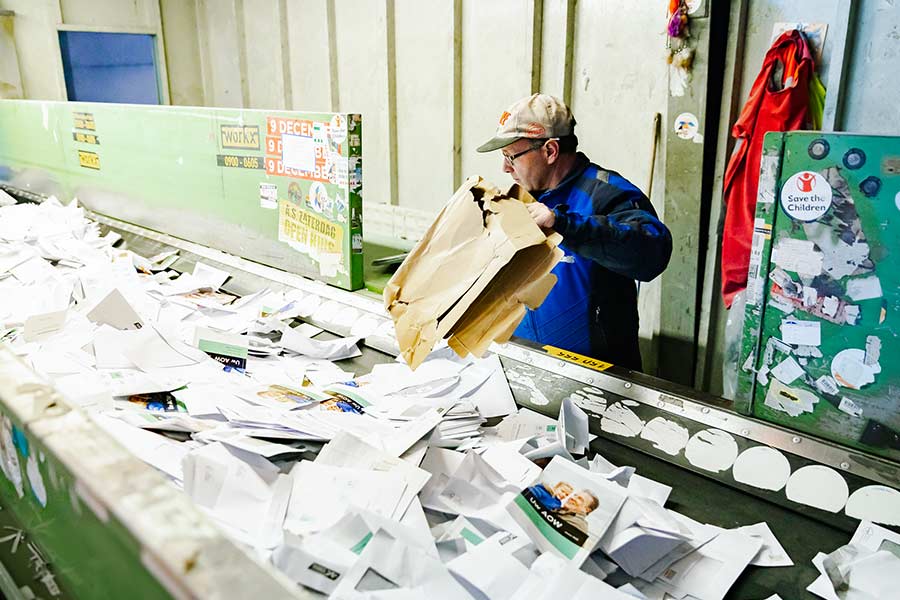 verontreiniging-handmatig-verwijderen-uit-archiefpapier