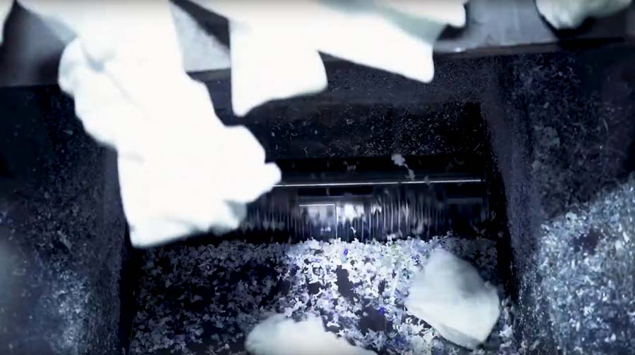 papier-in-industriële-shredder-papiervernietiging-brantjes